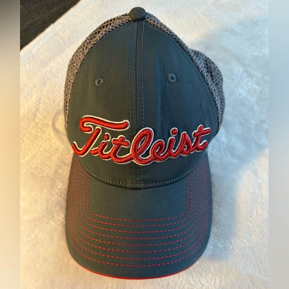 Titleist gray & Red Men's Hat. Adjustable fit